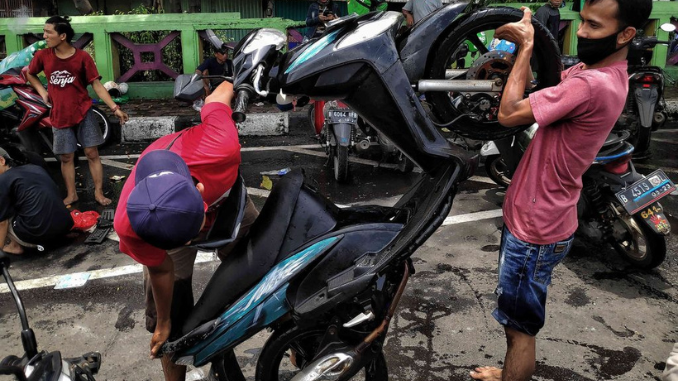 Cara Menangani Motor Terendam Banjir