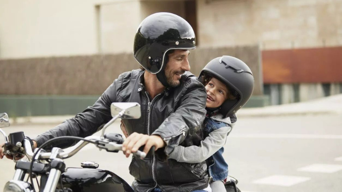 5 Tips Berkendara Aman Saat Membonceng Anak, Jangan Gegabah!